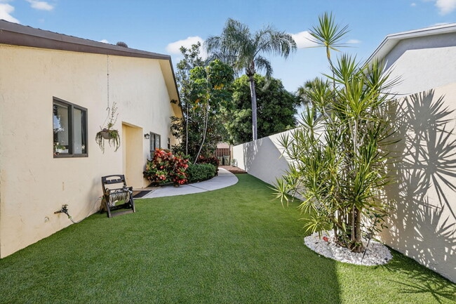 Building Photo - 235 SW 29th Ave