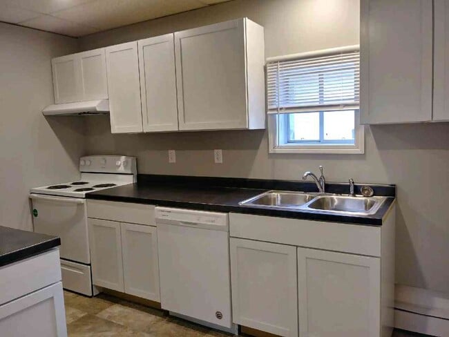 Primary Photo - 4 Bedrooms/2 Bath Home