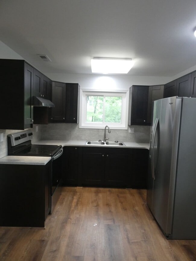 Building Photo - 3 Bedroom 2 Bath Home- Old South West