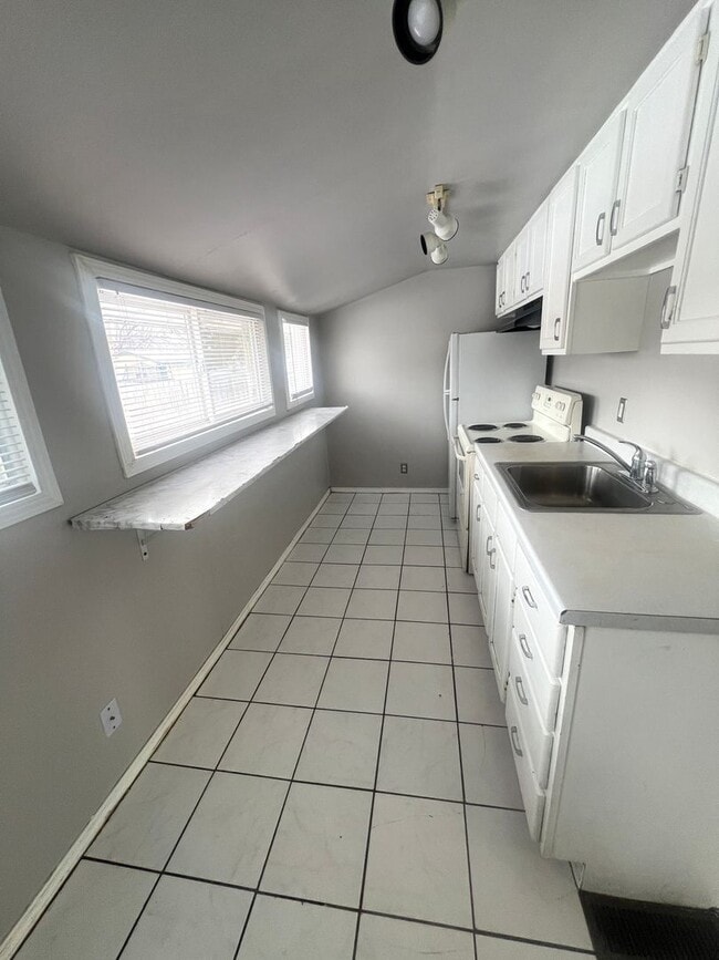 Building Photo - 1257 E Fremont St