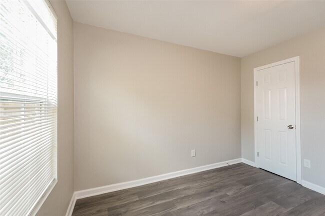 Building Photo - 5630 Gineridge Dr