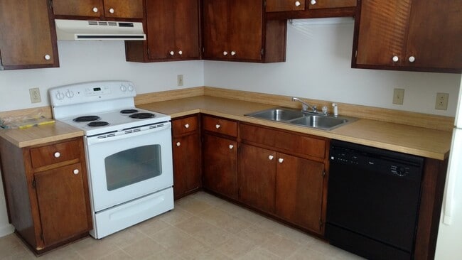 Building Photo - 2 Bedroom, 1 bath apartment Upstairs Unit