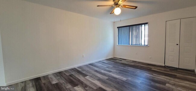 Building Photo - 2209 Greenwood Dr