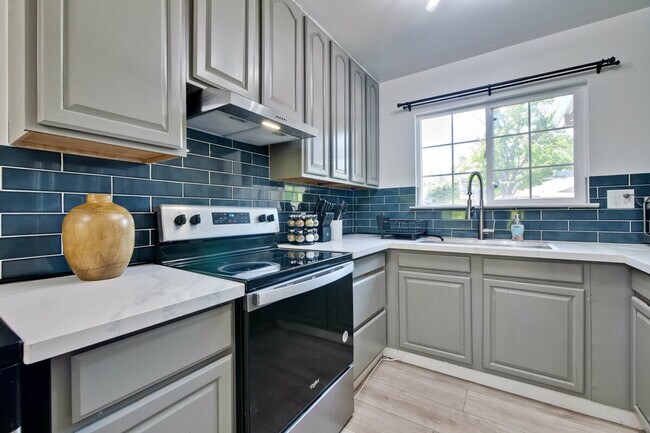 Building Photo - 4000 Rhoda Dr