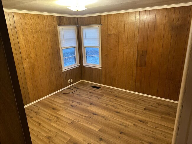 Building Photo - Available Now! 3-Bed, 1-Bath Home w/ Garage - Central Springdale, right next to Springdale High S...