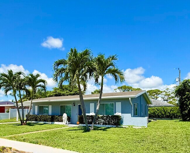 Building Photo - 1615 Crest Dr