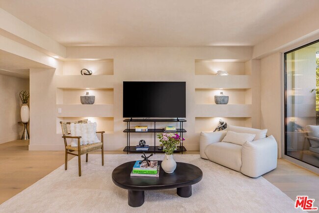 Building Photo - 818 N Doheny Dr