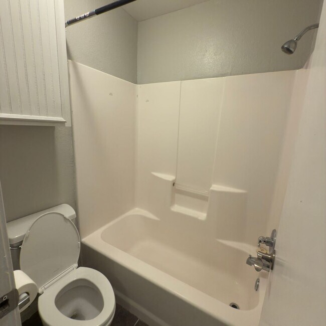 Building Photo - $500 Off 1st Full Month!* All Utilities In...