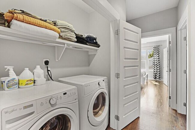 Building Photo - Completely furnished 4BR/2.5BA with fully ...