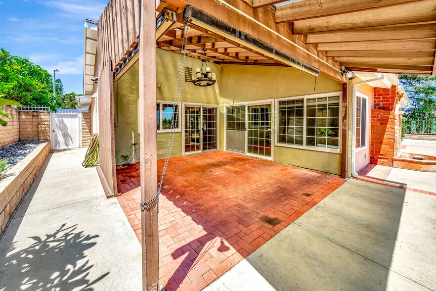 Building Photo - 18716 Nau Ave