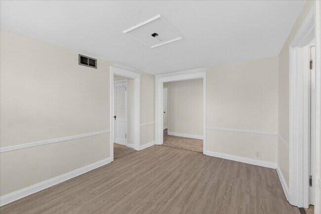 Building Photo - 923 S Hanley Rd