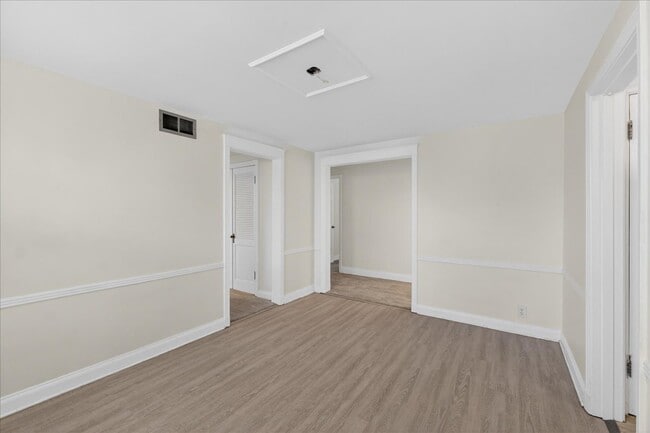 Building Photo - 923 S Hanley Rd