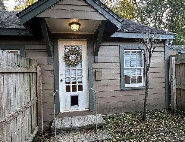 Building Photo - 208 W 1st St