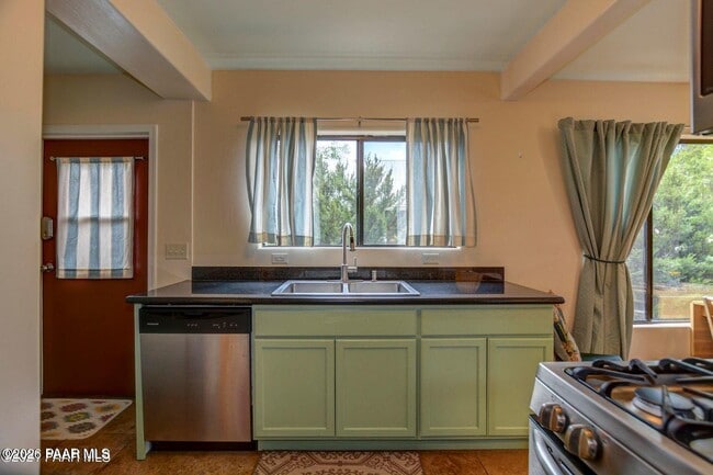 Building Photo - 502 Western Ave