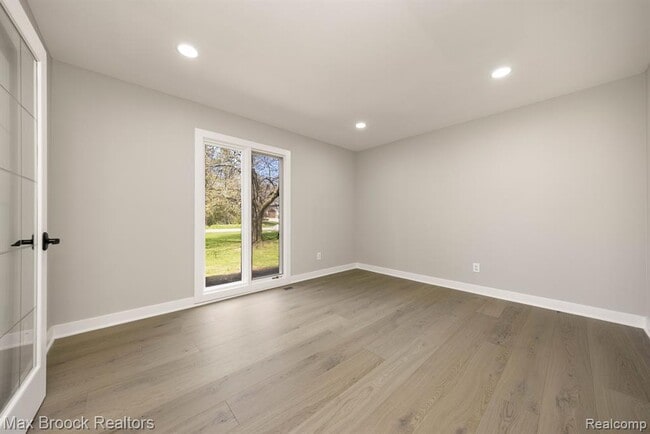 Building Photo - 5240 Clarendon Crest St