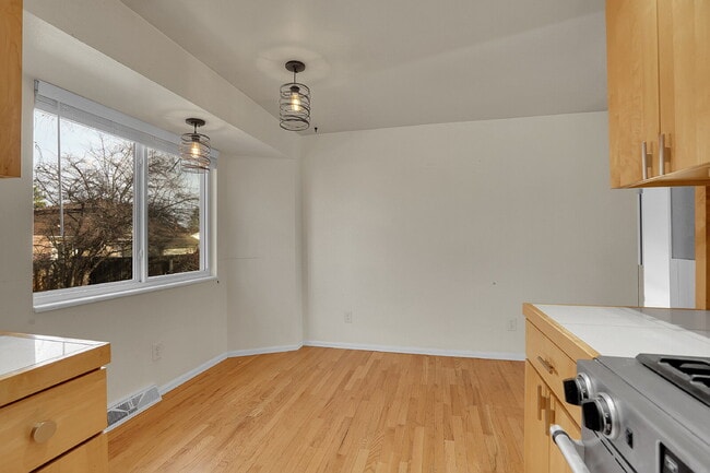 Building Photo - $2,795.00 - $300 OFF First Months' Rent - 5 Bedrooms, 2 Bathrooms, Single Family Home in Broomfie...