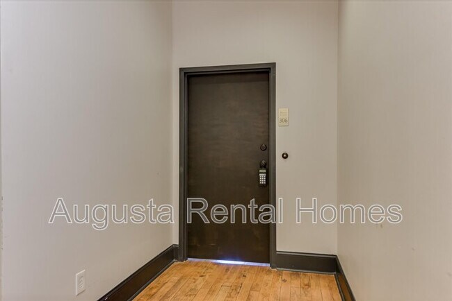 Building Photo - 936 Broad St