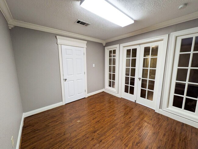 Building Photo - 790 Norwood Dr