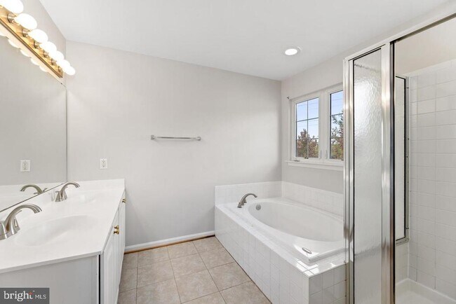 Building Photo - 13700 Barksdale Dr