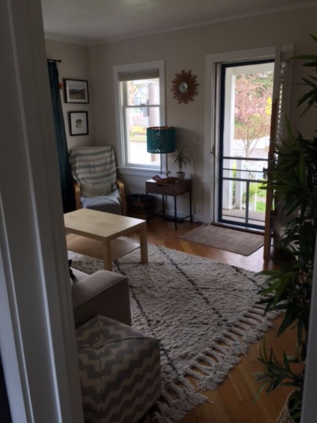 Building Photo - Adorable Two-bedroom Ballard Cottage