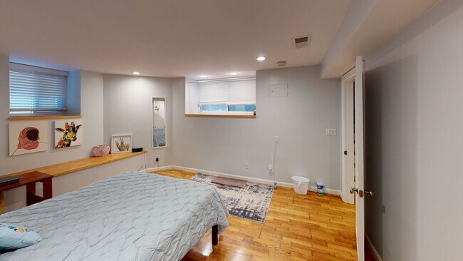Building Photo - Modern Cleveland Circle three bed duplex c...
