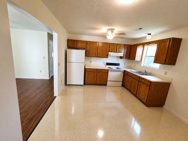Building Photo - Quaint home located in City Limits