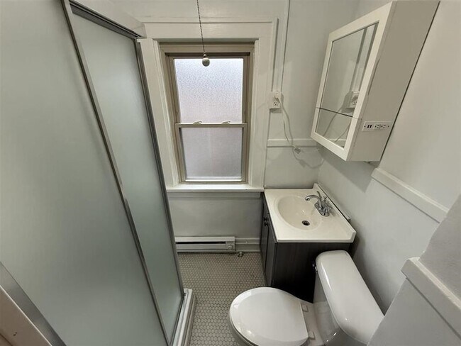 Building Photo - 10 Howard Pl