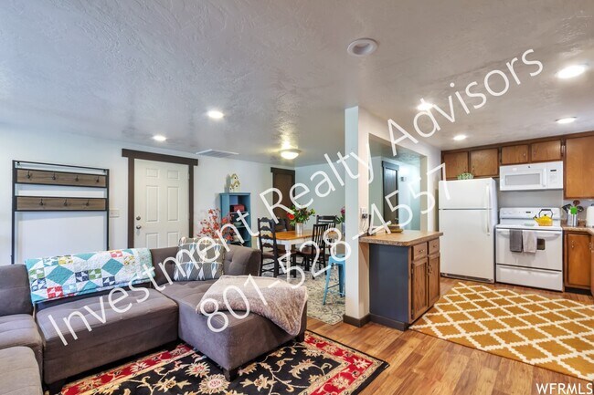 Building Photo - 8136 Cottonwood Hills Cir