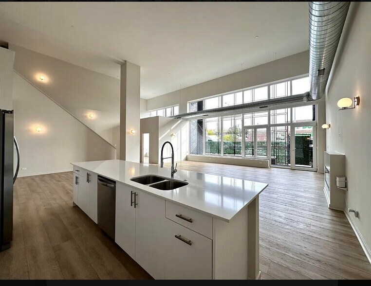 Building Photo - 3207 N Narragansett Ave