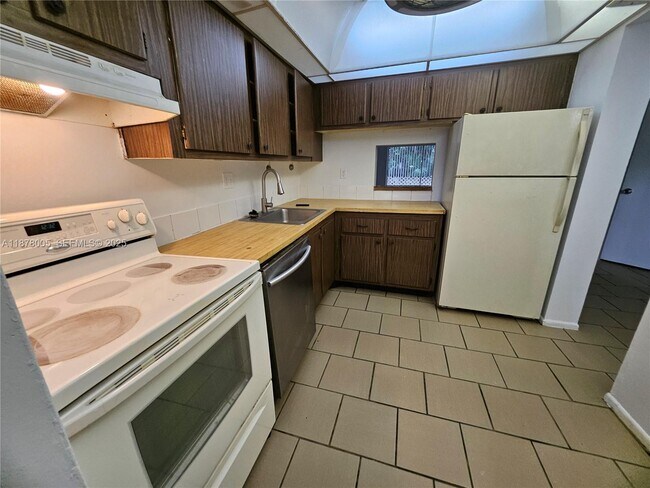 Building Photo - 7820 S Colony Cir