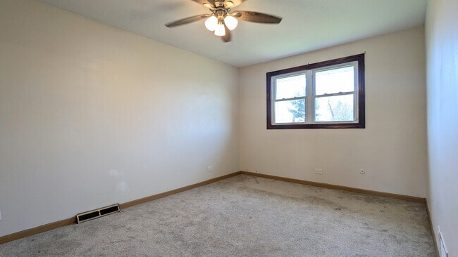 Building Photo - 2165 N Westmoreland Dr