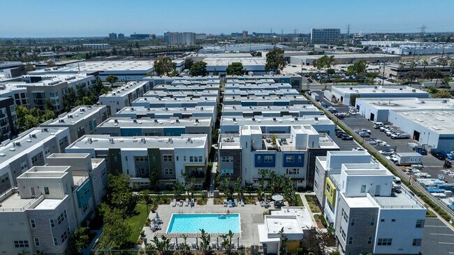 Building Photo - FURNISHED MODEL TOWNHOME IN HOA COMMUNITY