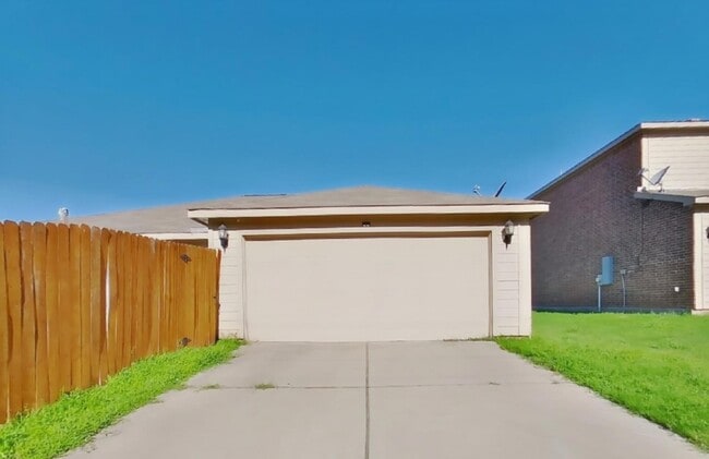 Building Photo - AVAILABLE NOW