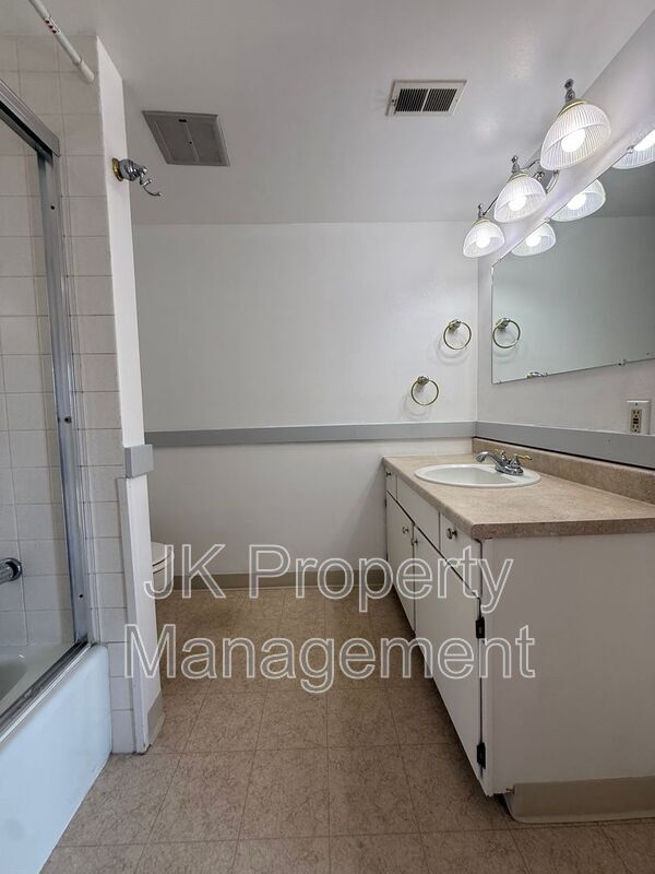 Building Photo - 2300 14th Ave S