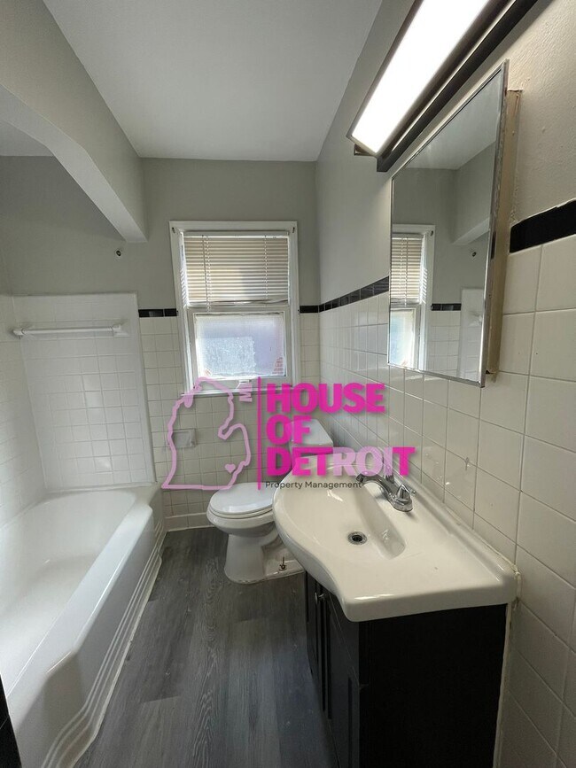 Building Photo - 3 BEDROOM | 1 BATH | FREE PRE SCREEN
