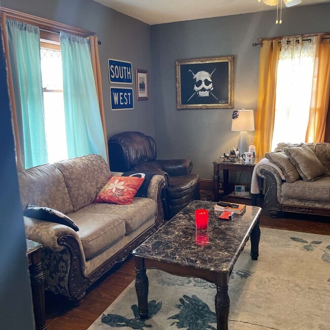 Building Photo - 208 S Main St