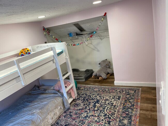 Building Photo - 3124 W Fairview Ave