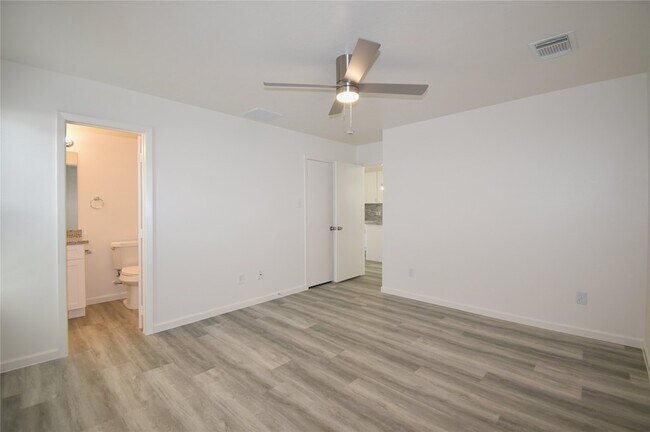 Building Photo - 6145 Settlers Square Ln