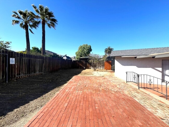 Building Photo - 3 bed, 2 bath located in Riverside!