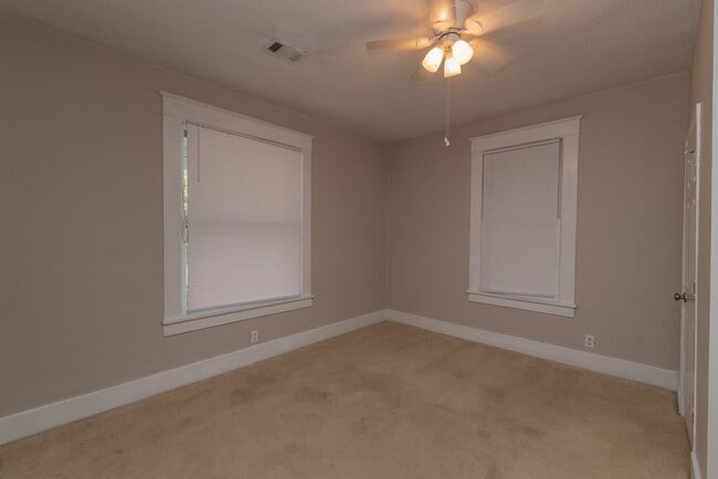 Building Photo - 4 bed/2 bath single-family home for lease ...