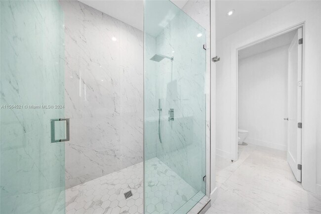 Building Photo - 2921 SW 26th St