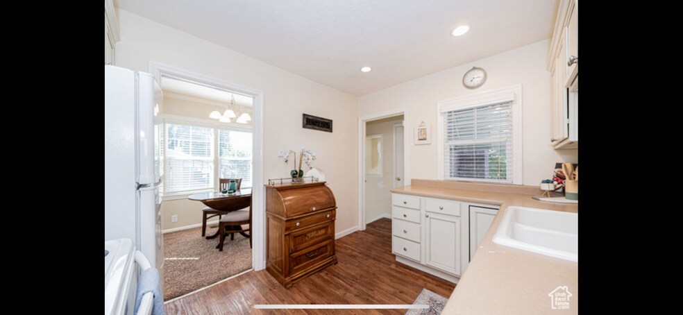 Building Photo - 355 N 400 E