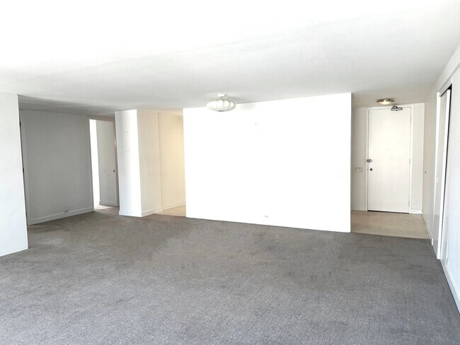 Building Photo - 910 N Lake Shore Dr