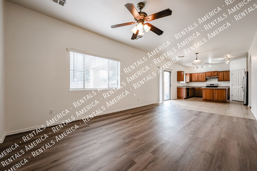 Building Photo - 935 E Blue Spruce Ln