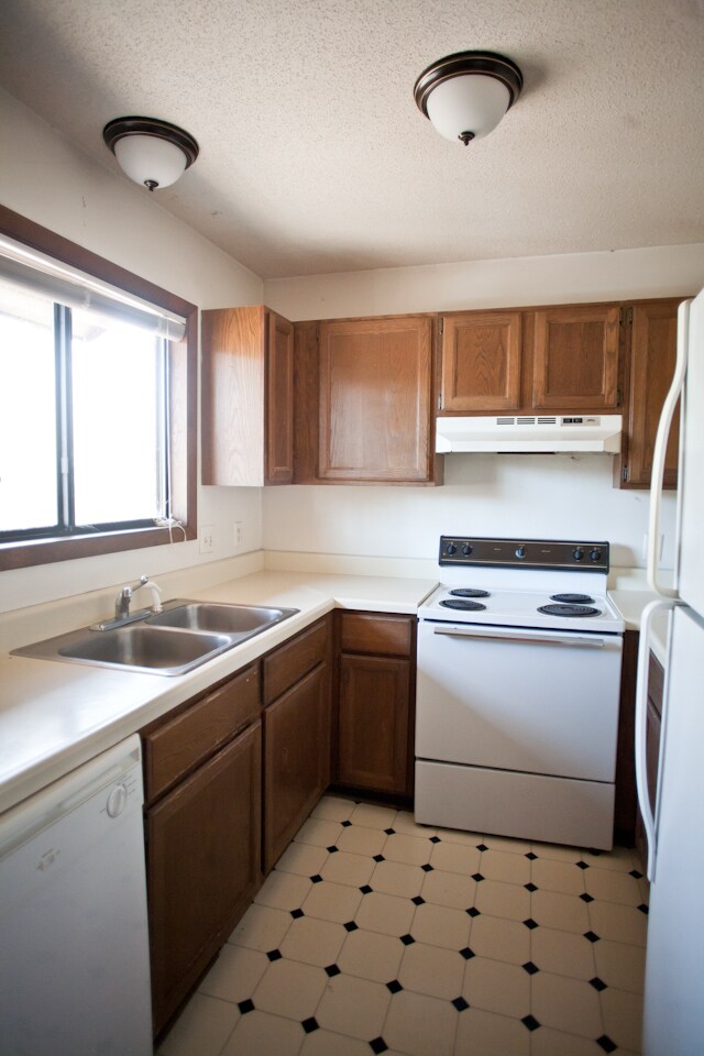 Building Photo - Spacious duplex just minutes from downtown