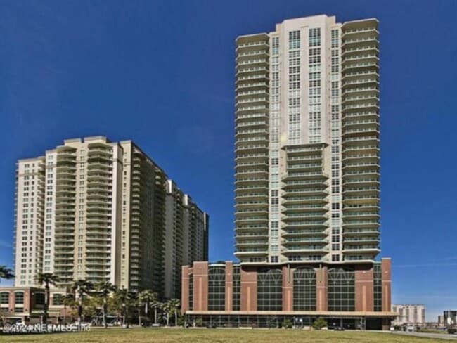 Primary Photo - Luxury Condo at Peninsula