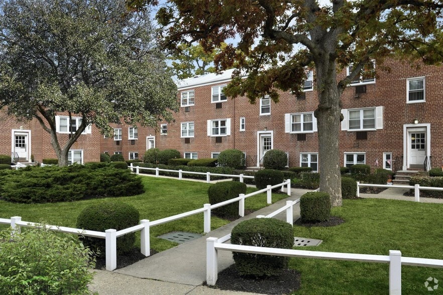 Maple Crest Apartments at East Rockaway 419 Atlantic Ave East