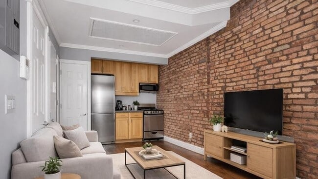 Building Photo - 521 E 5th St