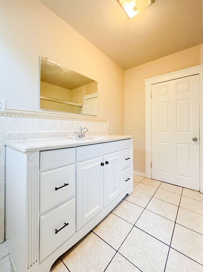 Building Photo - 807 Wilton Pl