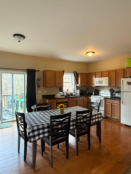 Building Photo - 15 Big Meadow Ln